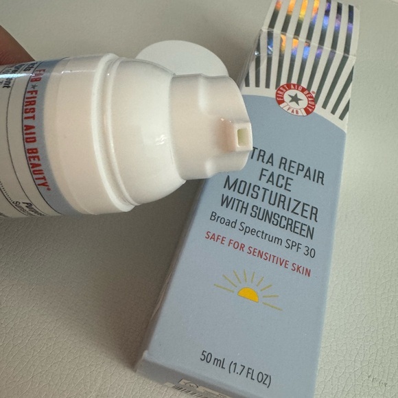 First Aid Beauty ultra repair face moisturizer with sunscreen - Picture 3 of 10